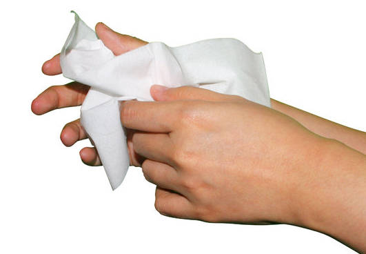 Osuszanie dłoni ręcznikiem papierowym